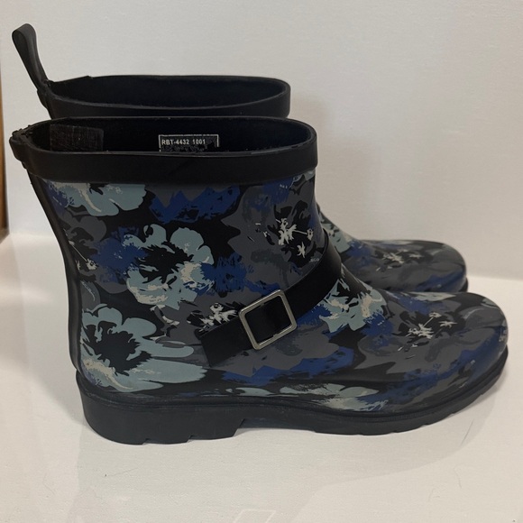 Capelli of New York Blue and Black Floral Winter Boots - Picture 1 of 5